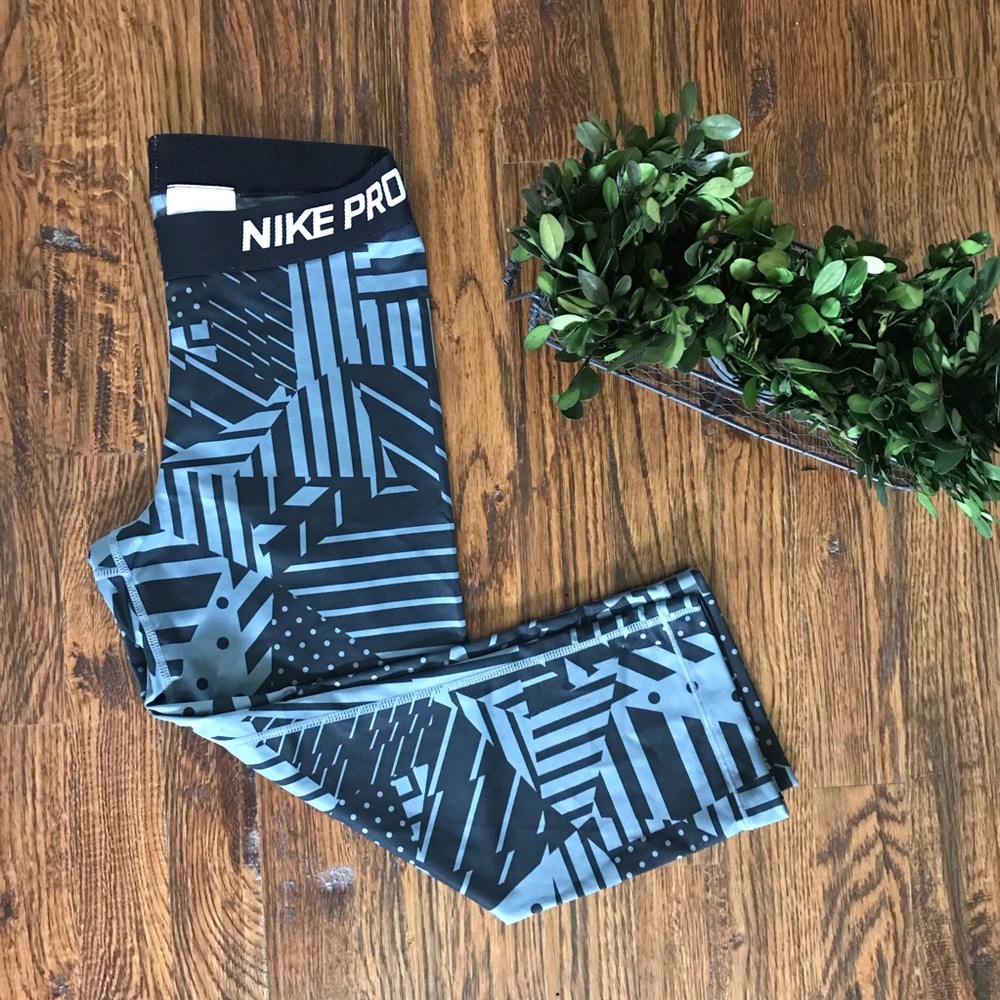 Nike Pro 3/4 Geometric Leggings